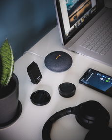 技術(shù)驅(qū)動(dòng)下的現(xiàn)代工作空間 計(jì)算機(jī)軟硬件與家具的融合